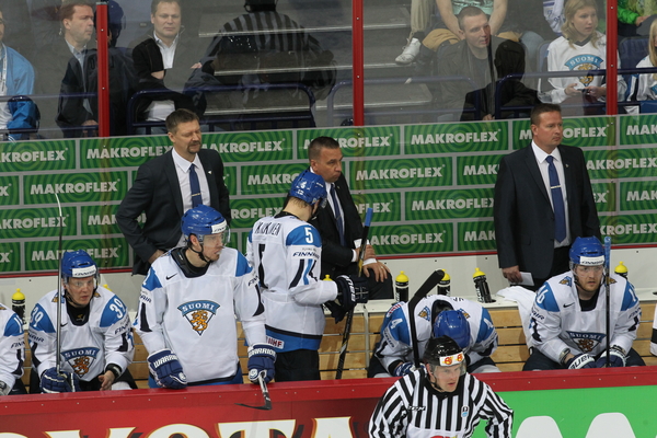 t_joukkuekuvaleijonatjalonenjukkaselinaripekkamoisanenari_mmkisat2013b