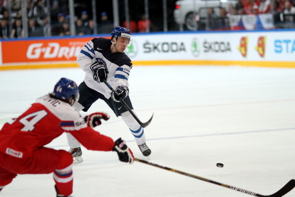 Kiekko nopeasti ja varmasti maalille. Tässä Lindell oli läpi kisojen Leijonien paras pelaaja.