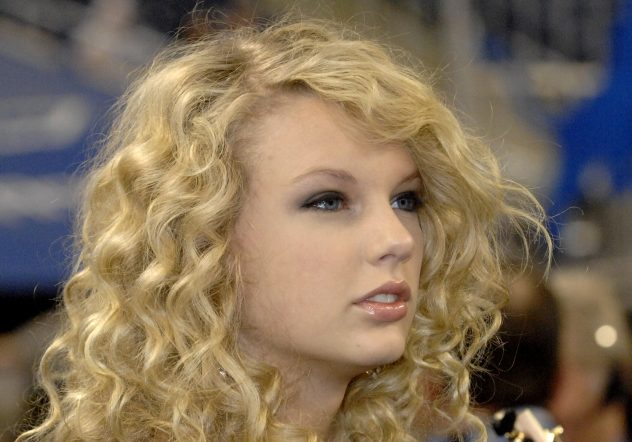 Taylor Swift Performs at Miami Dolphins vs Detroit Lions – November 23, 2006