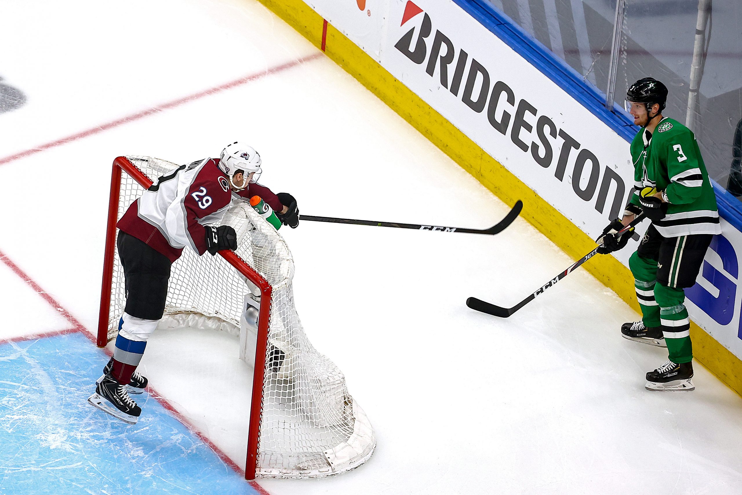 Nathan MacKinnon jatkaa ällistyttävissä liekeissä pisti nyt sekä