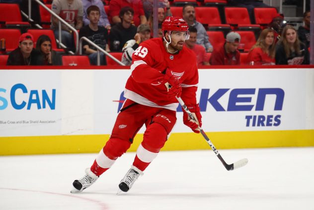 Chicago Blackhawks v Detroit Red Wings