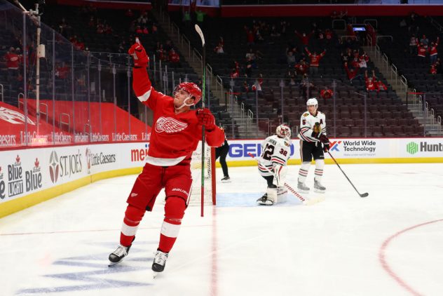 Chicago Blackhawks v Detroit Red Wings