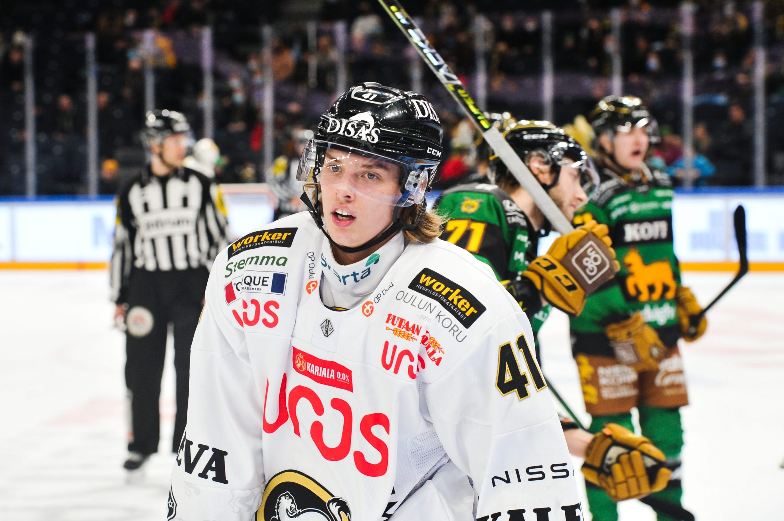 Ismo Lehkonen Maalaa Karun Uhkakuvan K rppien Ylle T htipelaajien Ismo Lehkonen Maalaa Karun Uhkakuvan K rppien Ylle T htipelaajien