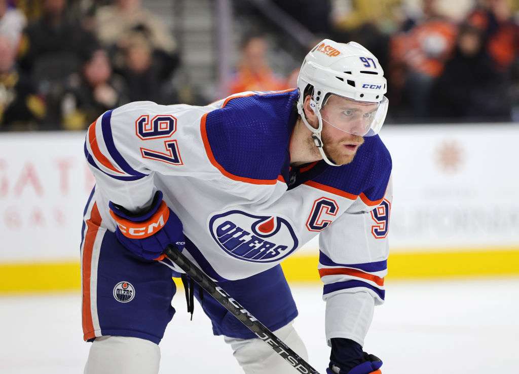 Connor McDavid täysin pitelemätön pudotuspeleissä! Samaan pystynyt vain Wayne Gretzky