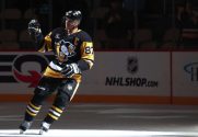Katsoja tippui yläkatsomosta NHL:ssä – Sidney Crosby vakavana: ”Ajatukseni ovat hänen kanssaan” aop_crosbysidney20251028